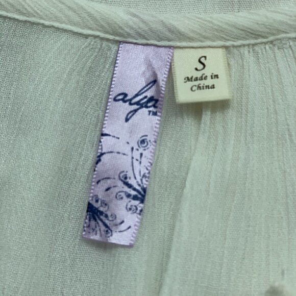 🎉Alya White Camisole w/ Navy Blue Lace Detail - Picture 4 of 7